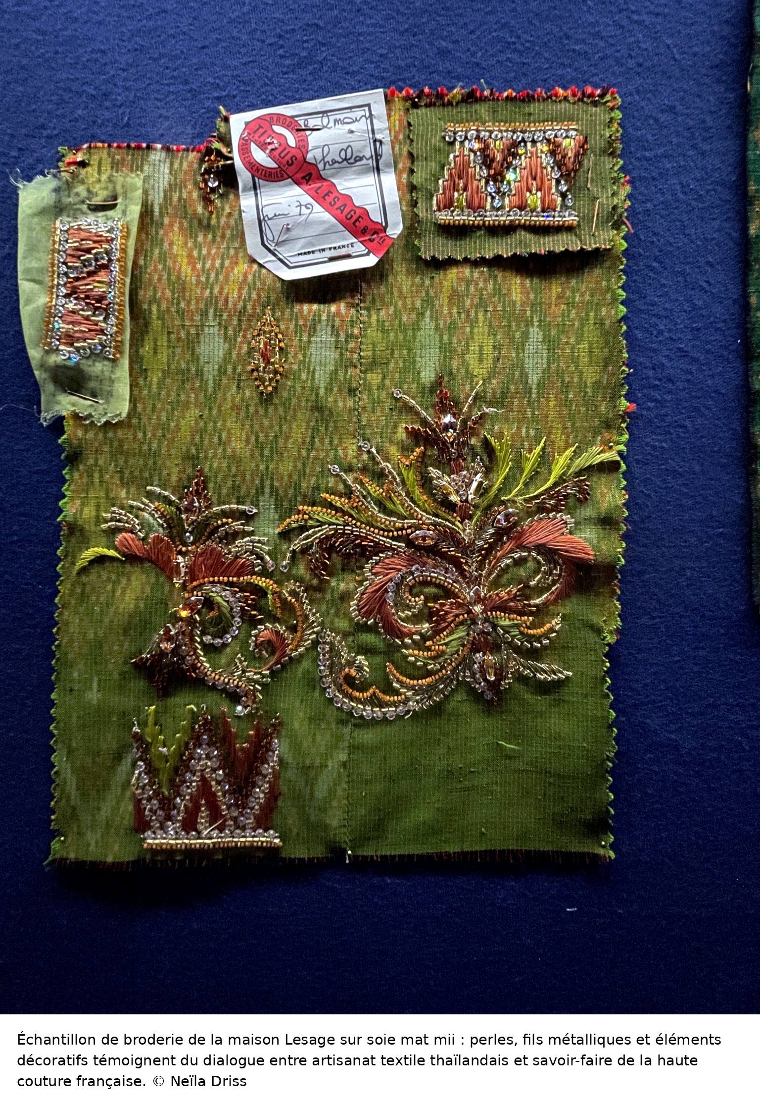 Échantillon de broderie Lesage sur soie mat mii, associant perles, fils d’or, cristaux, velours et ailes de scarabée.